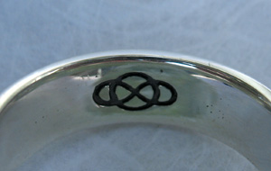 Symbolisme du Cercle et de l'Infini gravés sur la Bague Abundantia