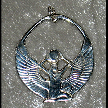 Pendentif Isis soutenant le Disque Solaire