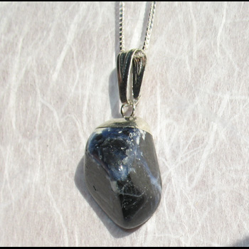 Pendentif-Talisman de Sodalite (Communication & 6e Sens) Pendentif-Talisman de Sodalite (Communication & 6e Sens)