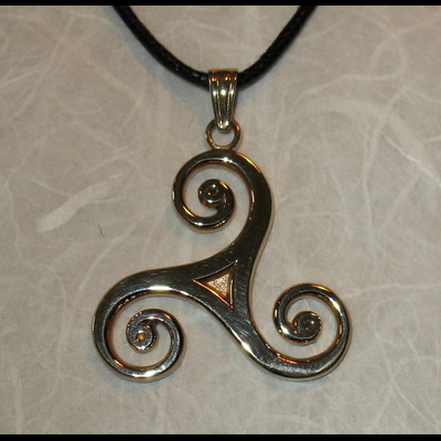 Pendentif Trisk�le (Grand) - Symbole Solaire Celte -(Bronze)