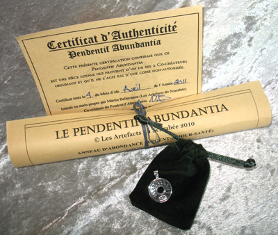 Pochette de Suédine, Certificat d’Authenticité, Parchemin des Propriétés et Rituel de Purification & d'Activation inclus avec chaque Pendentif Abundantia